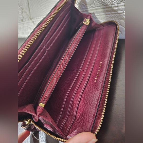 *Authentic Tory Burch zip around wallet - Picture 5 of 11